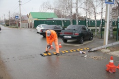Начались работы по установке дополнительных знаков и укладке искусственных неровностей в переулке Лиманском, в районе СОШ №18. 